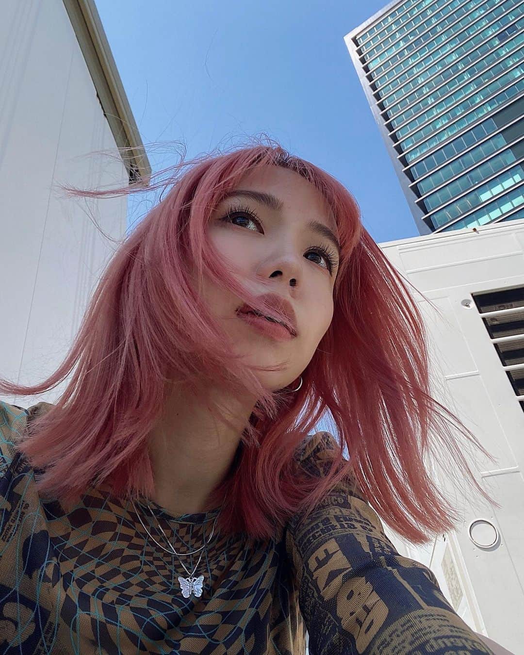 室原彩夏さんのインスタグラム写真 - (室原彩夏Instagram)「ㅤㅤㅤㅤㅤㅤㅤㅤㅤㅤㅤㅤㅤ 🍊💖💕 ㅤㅤㅤㅤㅤㅤㅤㅤㅤㅤㅤㅤㅤ おpink😹 実際みるとオレンジのようなピンクのような☝🏻 あと久しぶりに前髪復活 ㅤㅤㅤㅤㅤㅤㅤㅤㅤㅤㅤㅤㅤ #pinkhair」5月16日 22時16分 - muro_aya