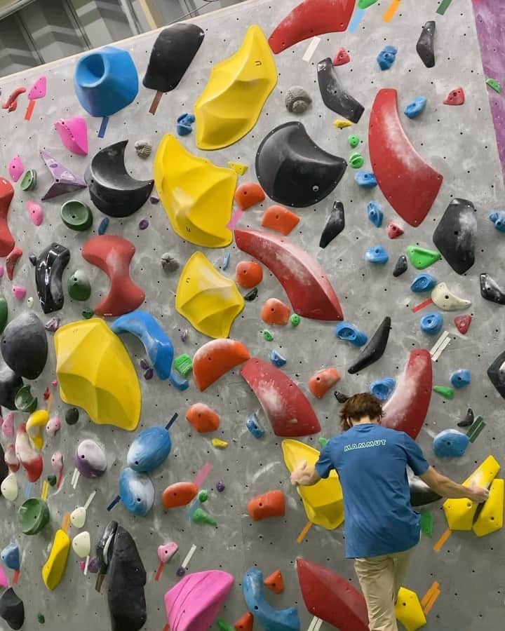 のインスタグラム：「. 新しく変わった壁でボルダー。 @pump2climbing  気持ちの良いランジから保持系＆凹角での体勢が苦しい黄色ホールドの1級💫 @raffinee_orientalbio @mammut_japan  @camp1889outdoor  #bouldering  #enjoy  #中野島 #pump2  #pump2号店  #bouldering_videos_of_instagram」