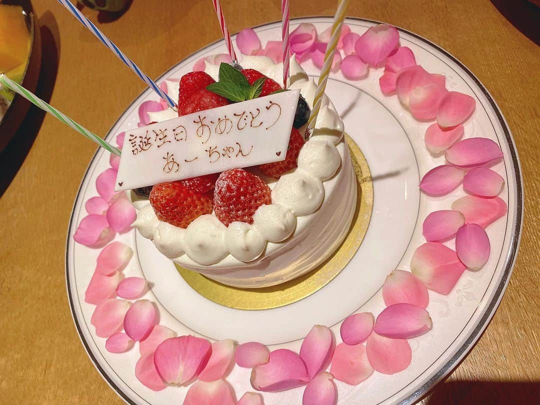 森脇亜紗紀のインスタグラム：「♡ お誕生日を迎えました🤍 今月も夫はドイツでレースなので 忙しい合間にサプライズで 家族でお祝いしてくれました🥹❤️  いくつになってもお祝いして もらえるのはとっても嬉しい🥰 家族や周りの方々のおかげで毎日 楽しく笑顔で過ごせる事に感謝です✨  いつも温かいコメント下さる皆さん、 早速お祝いのメッセージ下さった皆さん、 本当にありがとうございます❤️✨  今後も変わらず宜しくお願いします♡ 今年も笑顔いっぱいで過ごせますように☺️」