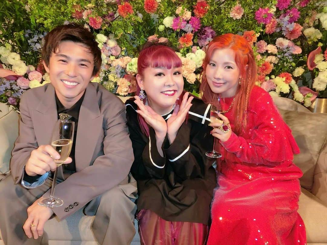 のインスタグラム：「恋愛が一番苦手だ いつもは器用に上手な生き方なんて好きじゃないのに 恋愛の時だけは恋愛下手なのを隠して 誤魔化して上手なフリして 本当の自分なんて出せなくなって たまに強がって そんな自分に嫌気がさして もう恋なんてしないとか思ってもないくせに 捨てゼリフ吐いて  だからこんなにお互いに素を出し合って 何年経ってもありがとうって言い合って 無意識に高め合って 何かあったら支え合って そんな10年を過ごした2人が 心から素敵で、心から愛おしくて 心が温かくなりました  あきよしくん、りいさちゃん 結婚10周年おめでとう💐💖  恋愛を愛せる人間になりたいなと ふたりの大きな愛のおかげで思いました🦊🦄🌹」