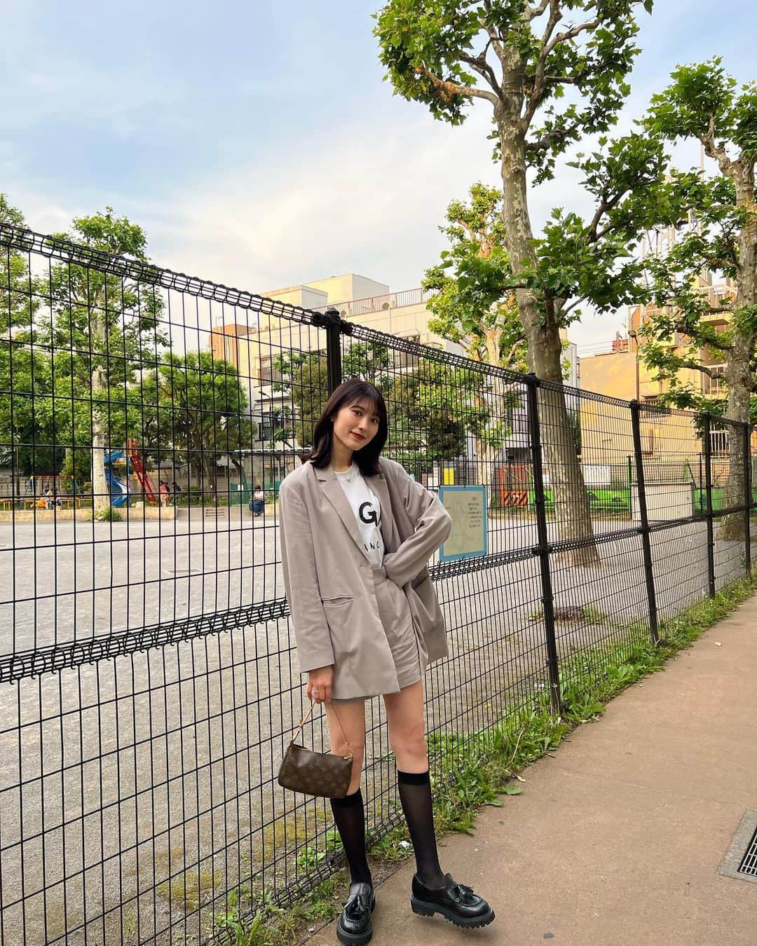 小山莉奈のインスタグラム：「💇‍♀️✨ 周りの人達から好評で嬉しい︎☺︎ しばらくは髪の毛を労わろうと思います。 セットアップは @charol___official ❣️ . #ヘアスタイル #セミロング #外ハネロブ  #セットアップ #charol」