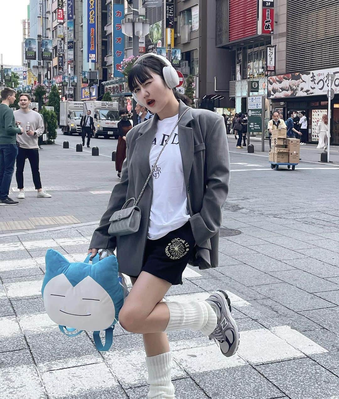 河崎みーなのインスタグラム：「1回でゲットしたカビゴンポイントになってくれたコーデ⚡️💙  UFOキャッチャー得意なのだ（╹◡╹）ひひ . . .」