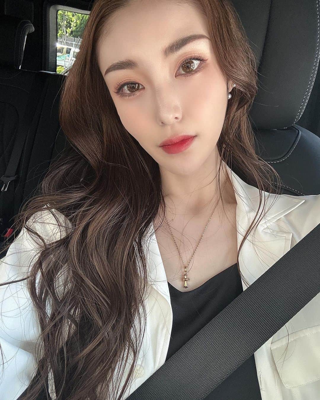 赤嶺紗羅のインスタグラム：「もう春🌸から初夏☀️になってきた〜 　 その前に梅雨☔️やね🥲 ジメジメ＆暑いの組合せは好かん🫠笑 明日は30℃近いらしいー🔥 　 あ、私のアカウントこれだけです。 なりすましの悪用アカウントの報告 沢山ありがとうございます🙇‍♀️ 　 まだ消えてないかもなのでお気を付け下さい← 通報🚨してもらえると喜びます←」