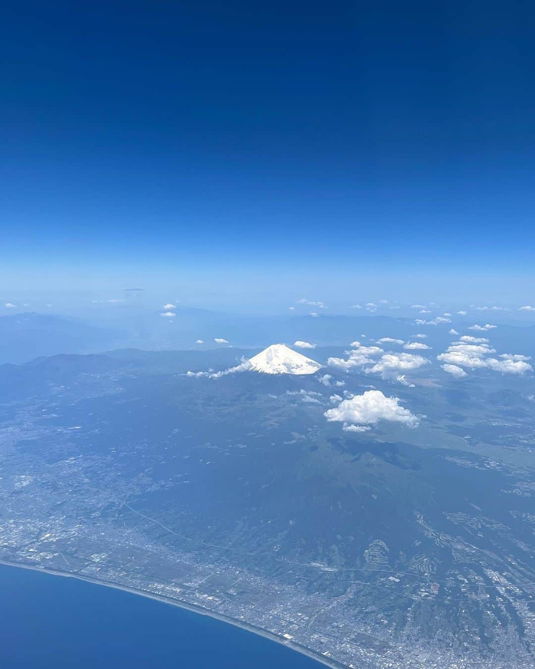 福田葉子さんのインスタグラム写真 - (福田葉子Instagram)「飛行機から見えた富士山の白さに驚く。神々しい。幸先のよい出張のスタート。 #fuji #fujisan #mtfuji #plain #airplane #landscape #view #wow #beautiful #snow #mountains #japan #trip #business #goodluck #富士山　#飛行機　#晴天　#眺め　#出張　#旅　#旅好き」5月16日 22時29分 - yoyoyokoko