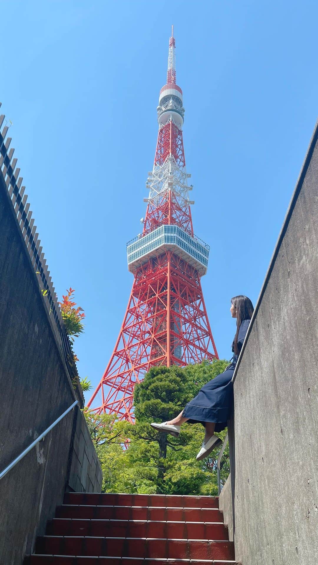 加藤雅美のインスタグラム：「. きっちゃん(@megu813 )が撮ってくれた動画🗼❤️ 見てビックリ！😳素敵な魔法をかけれました🥹🪄✨ 東京にずっと住んでいるけれど、 ここの撮影スポットは初めて知りました👀❣️ 観光客で撮ってる方も多かったです🥰 . 東京タワーの下のとうふ屋うかい(@ukaishiba )の 目の前の駐車場の入り口の階段です🌼 素敵に撮ってくれてありがとう〜🥰🙏💖 . #東京タワー #🗼 #tokyotower #東京観光 #東京観光スポット #インスタ映え #とうふ屋うかい #東京 #東京撮影スポット  #撮影スポット #東京生まれ #東京巡り #도쿄타워 #东京铁塔 #東京ママ #女の子ママ #ママライフ #働くママ #芝公園 #tokyo #japan #amazing #love #happy #smile #japanese #japanesegirl #followme #me #加藤雅美」