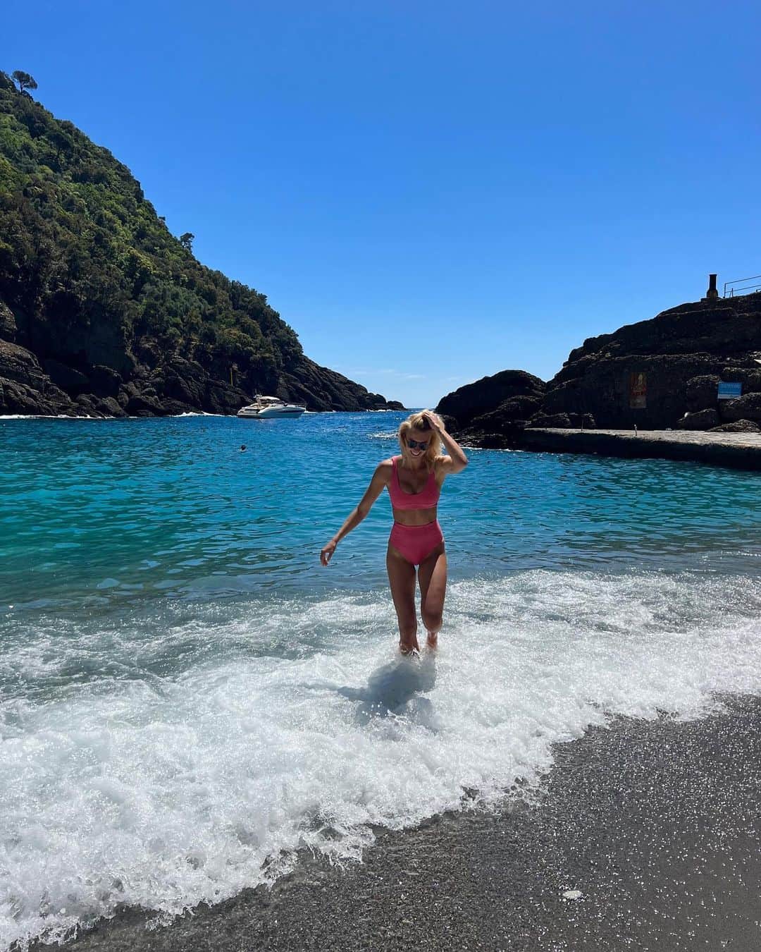 Zanna Van Dijkさんのインスタグラム写真 - (Zanna Van DijkInstagram)「📍 Cinque Terre, Liguria, Italy 🇮🇹   A little photo dump from an incredible trip! I’ve had the best 6 days guiding a wonderful group of women through spicy hikes along this iconic coastline 🥾  1️⃣ The view from Punta Mesco over Cinque Terre 2️⃣ Happy hikers climbing up to Volastra 3️⃣ Manarola, my favourite village of the trip 4️⃣ Hiking down into beautiful Porto Venere 5️⃣ Taking a dip beneath the castle walls 6️⃣ Admiring the incredible coastal views  7️⃣ Vernazza took my breath away 8️⃣ Foccacia with a view  9️⃣ Daily cold water dips were my fave 🔟 The full crew 🫶🏼  There will be a full travel guide coming to my website soon! Complete with all our hiking routes, trails and tips ♥️ #cinqueterre #cinqueterreitaly #cinqueterrenationalpark #liguria #liguriagram」5月16日 22時43分 - zannavandijk