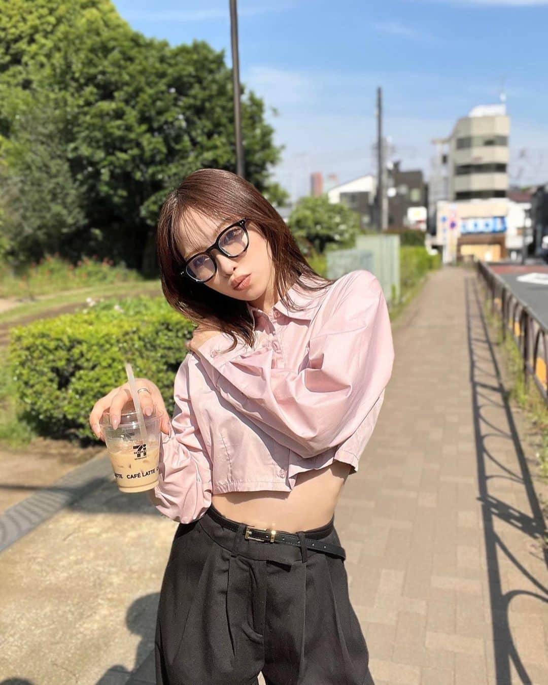 木田絵里香さんのインスタグラム写真 - (木田絵里香Instagram)「. 天気良かったね☀️ . 半年ぶりくらいにカフェラテ飲んだ笑 . チビシャツだいぶ先のアイテムだけどかわいいから載せちゃおー♩ . #シャツコーデ#コーデ#パンツコーデ」5月16日 22時36分 - erika_resexxy