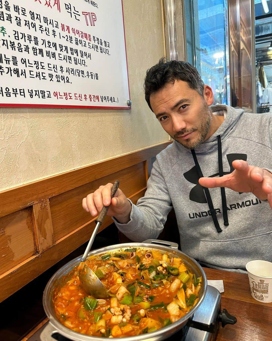 ベリッシモ・フランチェスコのインスタグラム：「Amazing Sea food hot pot at Gaemijip!!😚 釜山にある「ケミジプ」のシーフード鍋は最高に美味しいね❤️ Piatto di mare eccezionale a Gaemijip!👍 #ベリッシモ #料理研究家 #francescobellissimo #chef #tvchef #celebritychef #cheflife #chefselection #busan #busantrip #busanfood #釜山グルメ #釜山 #ケミジプ #美味い #シーフード鍋 #グルメ #韓国料理 #韓国グルメ #イケメン #イケおじ #芸能人 #魚介 #coattoromano #美味し過ぎて何だこれって #italian #koreanfood #italianstyle #イタリア人 #enjoylife」