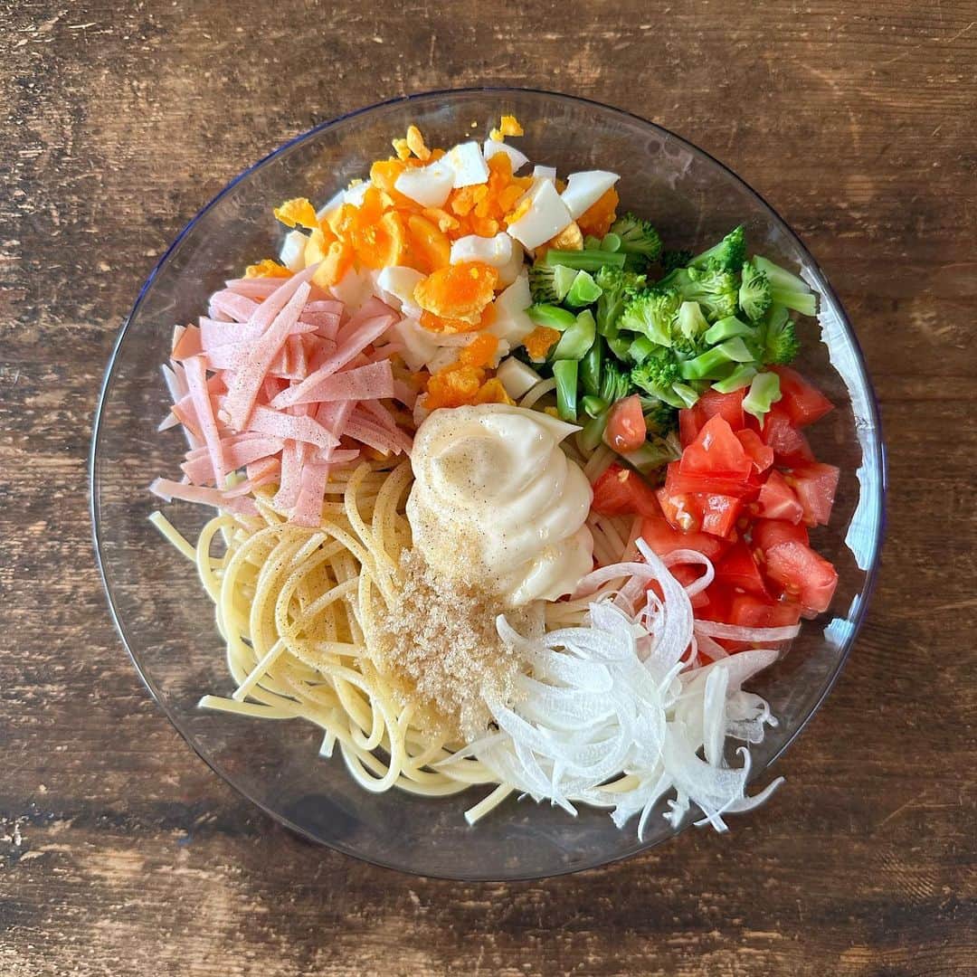 Tesshiさんのインスタグラム写真 - (TesshiInstagram)「スパサラ Japanese spaghetti salad #yummy #homemade #healthy #salad #pasta #spaghetti #veggies #おいしい #サラダ #スパサラ #サラスパ #どっち #イタリア人 #お願いします#許して #怒らない でー #マカロニメイト #フーディーテーブル #手作り  スパゲッティ50g(長めに茹でて洗って水切り)、具(ハム玉ねぎブロッコリーたまごトマト)、マヨネーズ大2〜、酢大1/2~、砂糖ひとつまみ小1/2〜、塩胡椒、お好みでにんにく、牛乳で固さ調整など 50g spaghetti(boil and wash and drain), ham, onion, broccoli, eggs, tomato, 2~ tbsp mayonnaise, 1/2~ tbsp vinegar, 1/2~ tsp sugar, salt, pepper, garlic and adjust with some milk…」5月16日 22時39分 - tmytsm