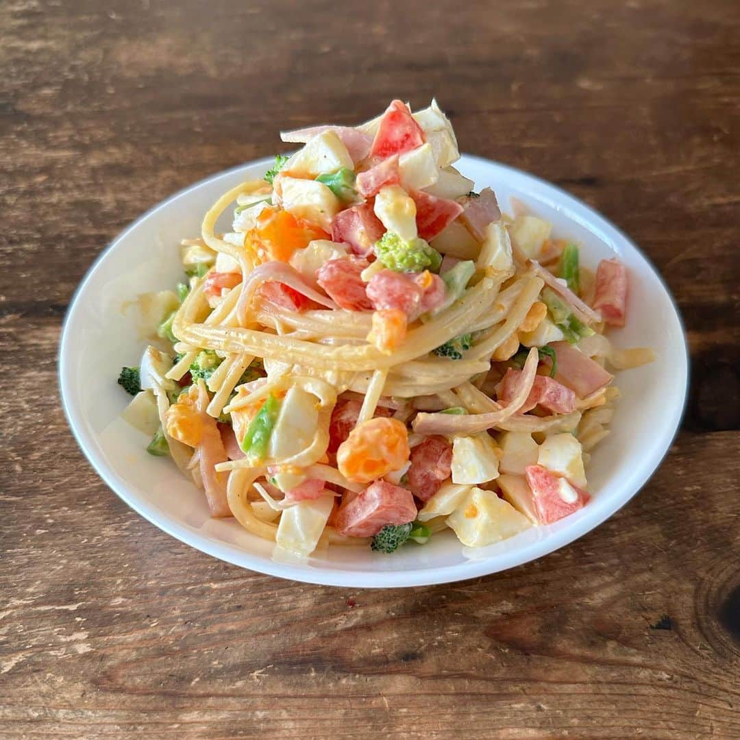 Tesshiさんのインスタグラム写真 - (TesshiInstagram)「スパサラ Japanese spaghetti salad #yummy #homemade #healthy #salad #pasta #spaghetti #veggies #おいしい #サラダ #スパサラ #サラスパ #どっち #イタリア人 #お願いします#許して #怒らない でー #マカロニメイト #フーディーテーブル #手作り  スパゲッティ50g(長めに茹でて洗って水切り)、具(ハム玉ねぎブロッコリーたまごトマト)、マヨネーズ大2〜、酢大1/2~、砂糖ひとつまみ小1/2〜、塩胡椒、お好みでにんにく、牛乳で固さ調整など 50g spaghetti(boil and wash and drain), ham, onion, broccoli, eggs, tomato, 2~ tbsp mayonnaise, 1/2~ tbsp vinegar, 1/2~ tsp sugar, salt, pepper, garlic and adjust with some milk…」5月16日 22時39分 - tmytsm