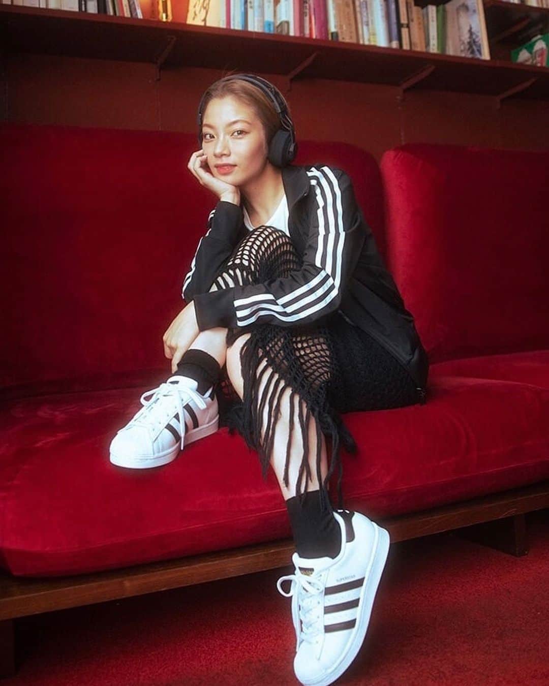 矢部ユウナのインスタグラム：「いろんなジャンルの お洋服が好きだからこそ、シンプルクラシックなSUPERSTARって使えるのね🤭🤍  @girlhouyhnhnm   Home of Classics 5人のクリエイターが選ぶアディダス オリジナルス。でインタビューしてもらってます⭐︎是非チェックしてください！  インタビュー答えてるのでぜひチェックしてください😳  movieのmusicはグルスポさん😭🤲🏻🔥 　 #HomeOfClassics #createdwithadidas」