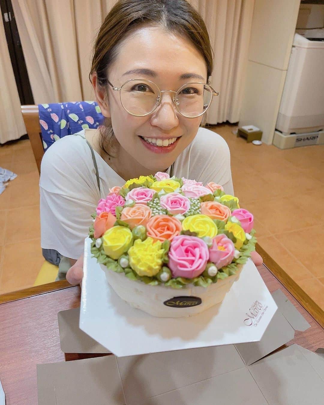 桜 稲垣早希のインスタグラム：「母の日に夫と息子からケーキとお花と絵をもらいました😊 タイでは面白い芸術作品のケーキがよく売られていて、これはカーネーションのケーキだそうです。夫がこっそり探して買ってきてくれました😄 でもタイに母の日の文化ってあるのかなぁ？ 住んでる場所が日本人街なのでいまいちわかりません😂もう少し慣れて家の契約期間切れたらもう少しローカルな場所に引越してみたいです。 最後の絵ですが、これは母の日よりも前に描いてくれた私の顔らしいのですが、縦にするとピカソ！！！！っとなり、思わず写真を撮りました😂 #母の日 #ありがとう #桜稲垣早希 #りおなり #タイ移住」