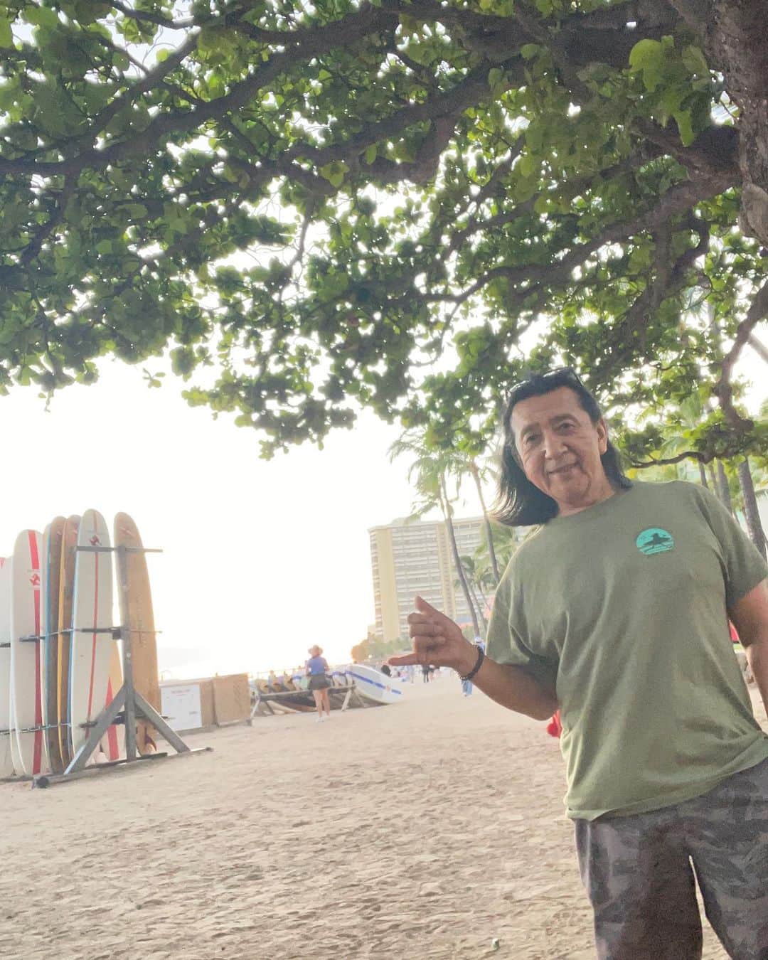 Ken Harakumaのインスタグラム：「Aloha❣️ 🤙🤙🤙 ハワイ初日は時差ぼけ対策で、ヨガの後は @24hourfitnesshonolulu でワークアウト。 ハワイ時間14時と、夜中の02時に日本とのオンラインヨガも無事終了❣️ ワイキキからのサンセットもココロに響きましたー❤️❤️❤️ では、おやすみなさーい🛌😴 Mahalo🤙🤙🤙 #ワークアウト #アシュタンガヨガ  #ケンハラクマ  #サンセット  #ワイキキビーチ  #アロハ」