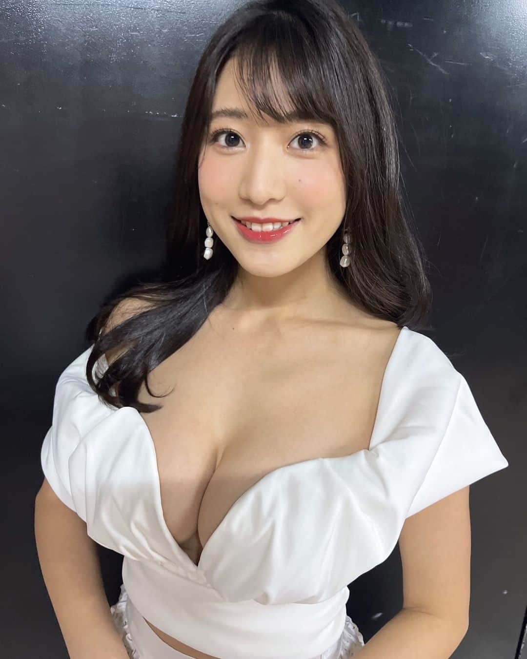 岡本杷奈のインスタグラム：「本日発売の #アサヒ芸能 さんの表紙と巻頭グラビアさせて頂いております🥹🎉💕  単独表紙は目標だったので本当に嬉しいです😭✨応援してくれたみんなのおかげですありがとう😭💕  小麦肌の岡本に合う素敵な白ドレスです✨ 全身も素敵なので是非買ってチェックしてね🫶  抽選でチェキも当たりますよ💐   #応援してくれてありがとう  #いいね  #拡散  #拡散希望  #グラビア #グラビアアイドル  #グラドル  #表紙  #巻頭  #アサヒ芸能」