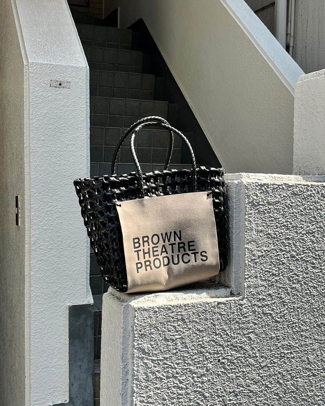 シアタープロダクツ表参道本店さんのインスタグラム写真 - (シアタープロダクツ表参道本店Instagram)「バッグを包むように取り付けられた“BROWN”のネームが特徴の新しいかごバッグ。  バッグに取りつけられたネームは、スウェード素材で質感が上品であることもポイントの一つ。  夏のレジャーに最適のアイテムです。   BROWN LABELED BASKET BAG ■COLOR:BLACK/WHITE/BEIGE ■PRICE:¥5,940-  #theatreproducts #bag #handbag #handbags #tote #totebag  #シアタープロダクツ #バッグ #トートバッグ #ハンドバッグ #バスケット #かごバッグ #バスケットバッグ #お出かけ #お出かけコーデ#ピクニックデート #夏バッグ」5月16日 22時47分 - theatre_products_shop