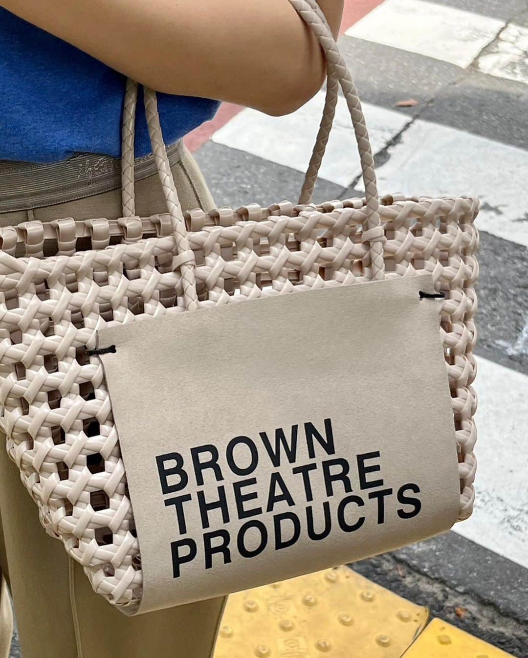 シアタープロダクツ表参道本店さんのインスタグラム写真 - (シアタープロダクツ表参道本店Instagram)「バッグを包むように取り付けられた“BROWN”のネームが特徴の新しいかごバッグ。  バッグに取りつけられたネームは、スウェード素材で質感が上品であることもポイントの一つ。  夏のレジャーに最適のアイテムです。   BROWN LABELED BASKET BAG ■COLOR:BLACK/WHITE/BEIGE ■PRICE:¥5,940-  #theatreproducts #bag #handbag #handbags #tote #totebag  #シアタープロダクツ #バッグ #トートバッグ #ハンドバッグ #バスケット #かごバッグ #バスケットバッグ #お出かけ #お出かけコーデ#ピクニックデート #夏バッグ」5月16日 22時47分 - theatre_products_shop