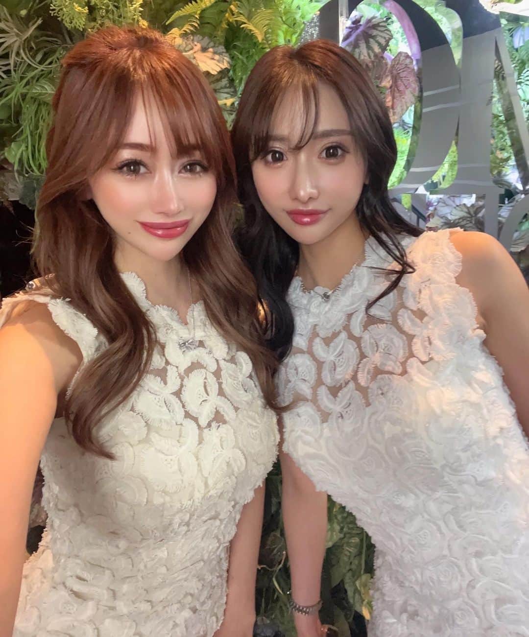 のインスタグラム：「打ち合わせなしおそろ🤍  @andy_dress_official さんのドレスかわい🤍  #andy#アンディ#アンディドレス#ヘアメイク#白ドレス#ホワイトステージ#星咲るい#錦#キャバクラ#キャバクラドレス」