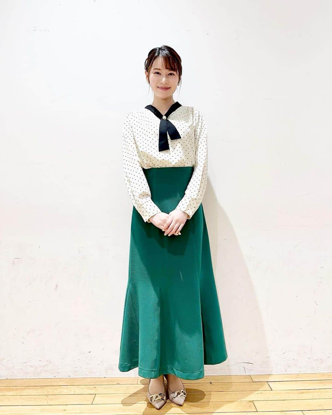 佐竹美希のインスタグラム：「週をまたぎまして、 先週の水木、今週の月火の衣装です！  👗 @naturalcouture_official  黄色のビスチェと、チェック柄のキャミワンピは スタイリストさん私物です✨  メイクさんがいろいろと遊んでくださるのが楽しくて、 もったいなくて髪を切れません😂  でも気分を変えたくて、週末に すこーしだけ髪にハイライトをいれてみました！ （最後の写真ちょっとだけ分かるかも…）  さりげなくしすぎて 今のところ誰にも気づかれていません🤔  #ワシんとこポスト #BSよしもと #よしもと #吉本興業 #吉本 #BSよしもとアナウンサー #アナウンサー #アナウンサー衣装 #アナウンサーコーデ #女子アナ #女子アナコーデ #naturalcouture #ナチュラルクチュール #ワンピース #ワンピースコーデ #シャツワンピ #キャミワンピ #ブラウス #ブラウスコーデ #スカート #スカートコーデ #春服 #春服コーデ #2023ss #diana #ジェルネイル   #カチューシャ #裸のヴィーナス」