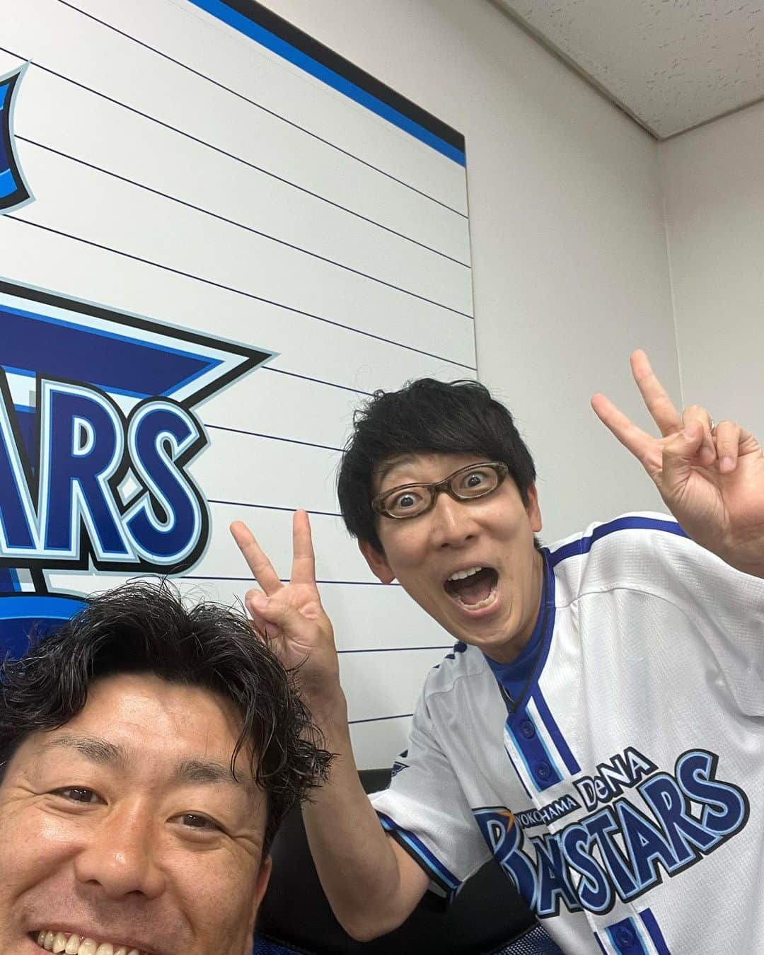 黒羽根利規さんのインスタグラム写真 - (黒羽根利規Instagram)「今シーズン、ベイプラ解説1勝1敗🥺 野球って難しいからみんなハマるんだよなー🤩 崎陽軒のシューマイ弁当もハマるんだよなー🍱 試合終わりに地獄ラーメンの田中家の大辛もハマるんだよなー🍜 夜飯2食も食ってるやんけー😢  #ベイプラ解説 #ここでは #ノストラバネス #らしい #野球って #流れのスポーツ #秋山選手 #1500本おめでとう㊗️ #ポジティブ解説 #今日負けても #明日勝てばいい #前向いてこー」5月16日 23時01分 - toshiki_k42