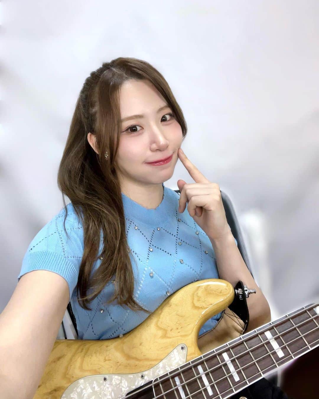 AKARIのインスタグラム：「あかりんご先生でした〜🎸 今日は暑かったのでポニーテール💙 今日昼にたくさん写真撮ったので 明日UPするね〜」