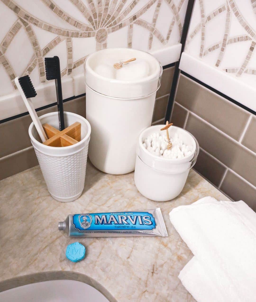 Marvis®️ Official Partnerのインスタグラム：「The best way to start the day #AquaticMint @artistic_tile」