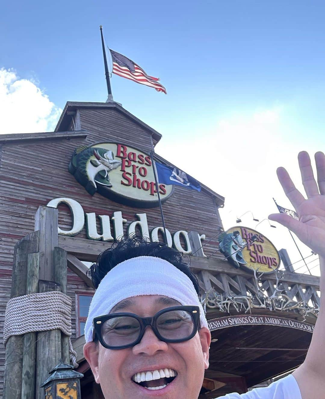 宮川大輔さんのインスタグラム写真 - (宮川大輔Instagram)「アメリカ🇺🇸でBass Pro Shopsに行けたぁぁぁあー！ 1日中いや何日間でもいれるお店やわ。たまらんかったなぁー。1時間半くらいしか時間なかったけど大満足。買ったもの載せときます。 はぁー。 バス釣り行きたいなぁぁぁあー！ #アメリカ🇺🇸 #bassproshops」5月16日 23時09分 - miyagawadai