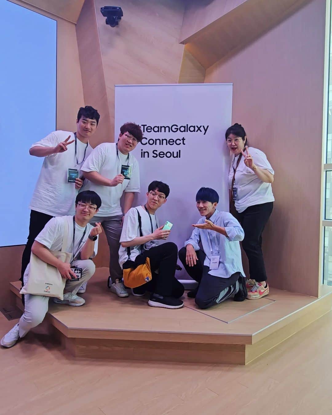あああつしさんのインスタグラム写真 - (あああつしInstagram)「TeamGalaxy Connect in Seoul Day1 世界20ヵ国以上のクリエイターが韓国に集まった！ 日本からは僕１人で日本代表として参加してます！  Galaxyをメイン端末に変えてから1年... ここまでこれでとても嬉しいです!!! これからもGalaxyと共にクリエイティブを続けて行きます!  明日からそれぞれ皆で動画作っていくので 僕の動画もお楽しみに！！  一枚目はGalaxy S23Ultra の Expert Raw での撮って出し！無加工！  場所は江南のShilla Stay Samsungの ルーフトップバー！ 再婚ゲームの6話にでてくる大事なシーンの撮影場所で興奮した笑  Model: @mitsuki_mitsuhashi  Special thx @teamgalaxy_connect @samsungmobile @samsungjpn  #TeamGalaxy #withGalaxy」5月16日 23時08分 - aaa_tsushi_