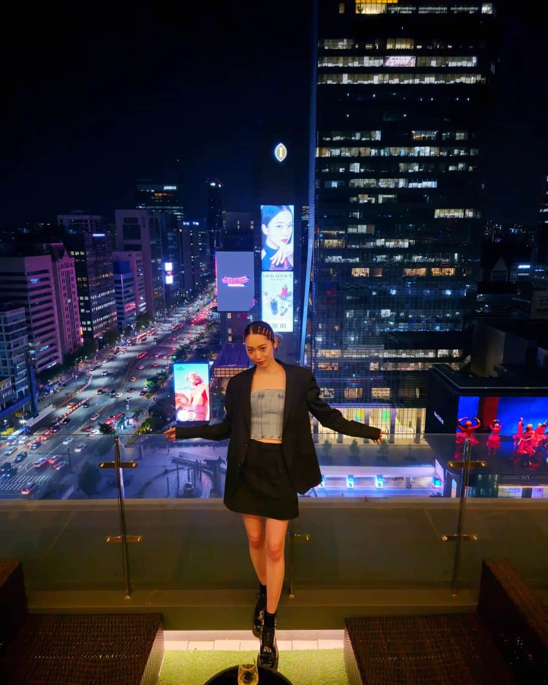 あああつしのインスタグラム：「TeamGalaxy Connect in Seoul Day1 世界20ヵ国以上のクリエイターが韓国に集まった！ 日本からは僕１人で日本代表として参加してます！  Galaxyをメイン端末に変えてから1年... ここまでこれでとても嬉しいです!!! これからもGalaxyと共にクリエイティブを続けて行きます!  明日からそれぞれ皆で動画作っていくので 僕の動画もお楽しみに！！  一枚目はGalaxy S23Ultra の Expert Raw での撮って出し！無加工！  場所は江南のShilla Stay Samsungの ルーフトップバー！ 再婚ゲームの6話にでてくる大事なシーンの撮影場所で興奮した笑  Model: @mitsuki_mitsuhashi  Special thx @teamgalaxy_connect @samsungmobile @samsungjpn  #TeamGalaxy #withGalaxy」