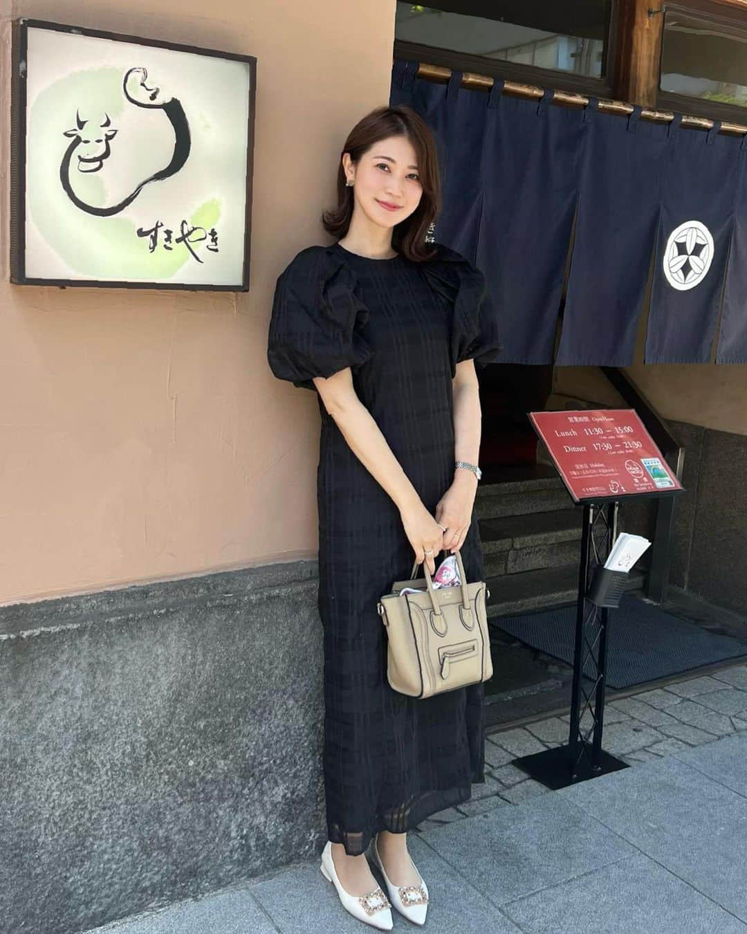 Sayuri（岸岡小百合）のインスタグラム：「* 大正時代から続く、人形町の老舗精肉店が手がける すき焼き割烹 『すき焼割烹 日山（ひやま）』 さんに伺ってきました。  人形町駅より徒歩2分、 築100年以上を誇る純和風家屋がとても奥ゆかしく、 静かでとても落ち着く空間🍵  産地にこだわらず、目利きが競りで選ぶ “その日に食べておいしい黒毛和牛” を提供するスタイルだそう。  お肉はとても大きく食べ応えがあり、 旬の筍も添えられていました🎋  あまりのおいしさに、 ご飯はしっかり2杯いただきました笑  #すきやき #日本の味 #すきやき割烹日山  #日山 #人形町グルメ  #人形町」