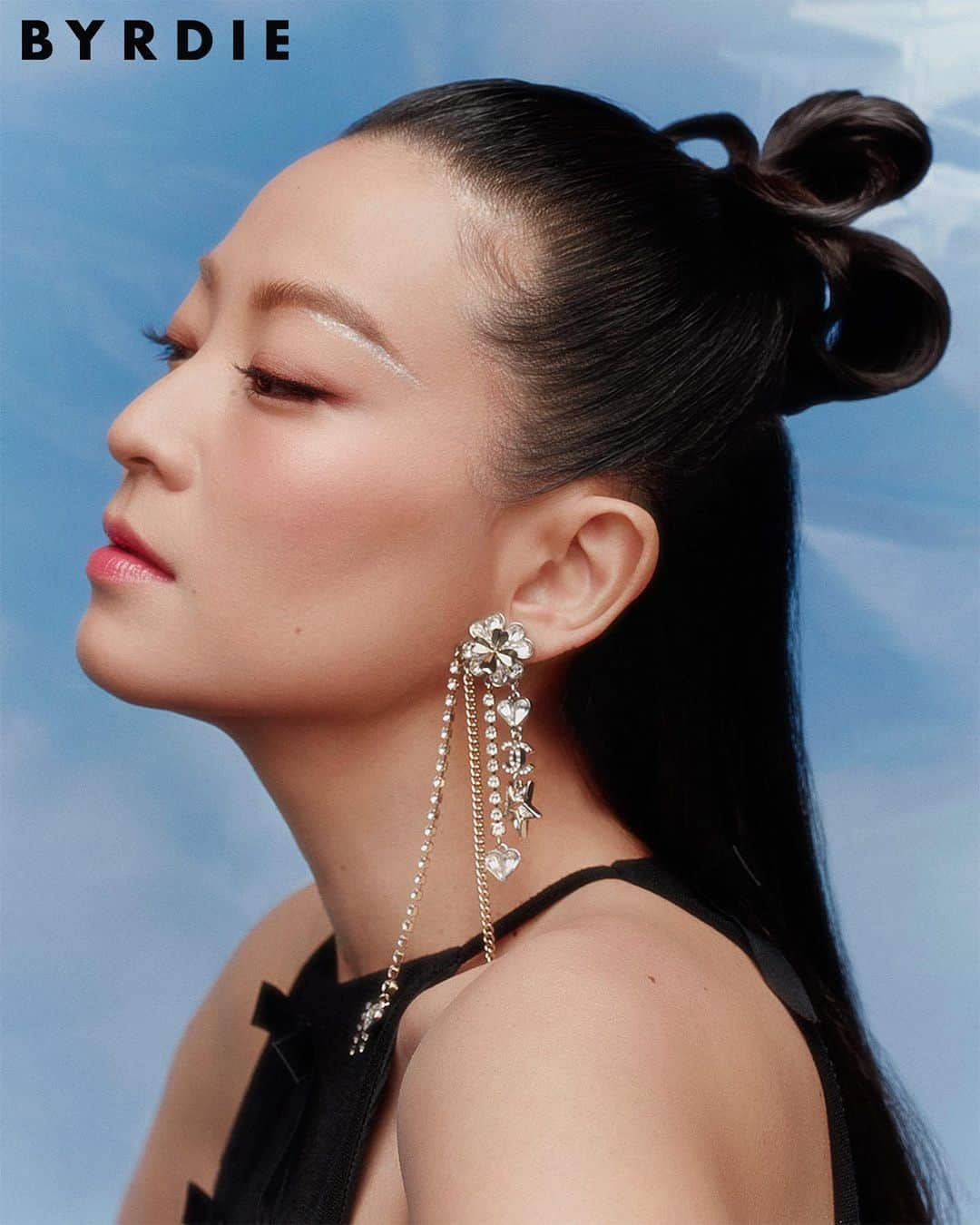 アーデン・チョーさんのインスタグラム写真 - (アーデン・チョーInstagram)「@Arden_Cho is setting boundaries with the “glass half-empty” people in her life.  “In Korean, there’s this word called ‘jeong,’ which is a very beautiful word. There isn’t a direct translation in English, but it’s sort of a shared love between people. Basically ‘jeong’ was the reason I had held on to so many different types of people in my life for so many years. There was a point when I realized sometimes you just have to cut that ‘jeong.’” — #ArdenCho  At the link in bio, Arden shares how she found her light 💡  Credits✨ Talent: @arden_cho Photographer: @jasonkimstudio Writer: @lori.keong Beauty Direction: @gouldhallie Creative Direction: @jennabrillhart In Partnership with: @levis Makeup Artist: @makeupsang Hairstylist: @terrarosepuncerelli Manicurist: @nailsbydiem Stylist: @itsamandalim Producer: @kellychiello Video Director: @justinedg3 Social Director: @yagirlstar DP: @bsmith_bs AC: @sullivan_dereks Set Designer: @codycr Production Assistant: @amanda.lauro Booking: @talentconnectgroup Project Management: @ianyesok」5月16日 23時18分 - arden_cho