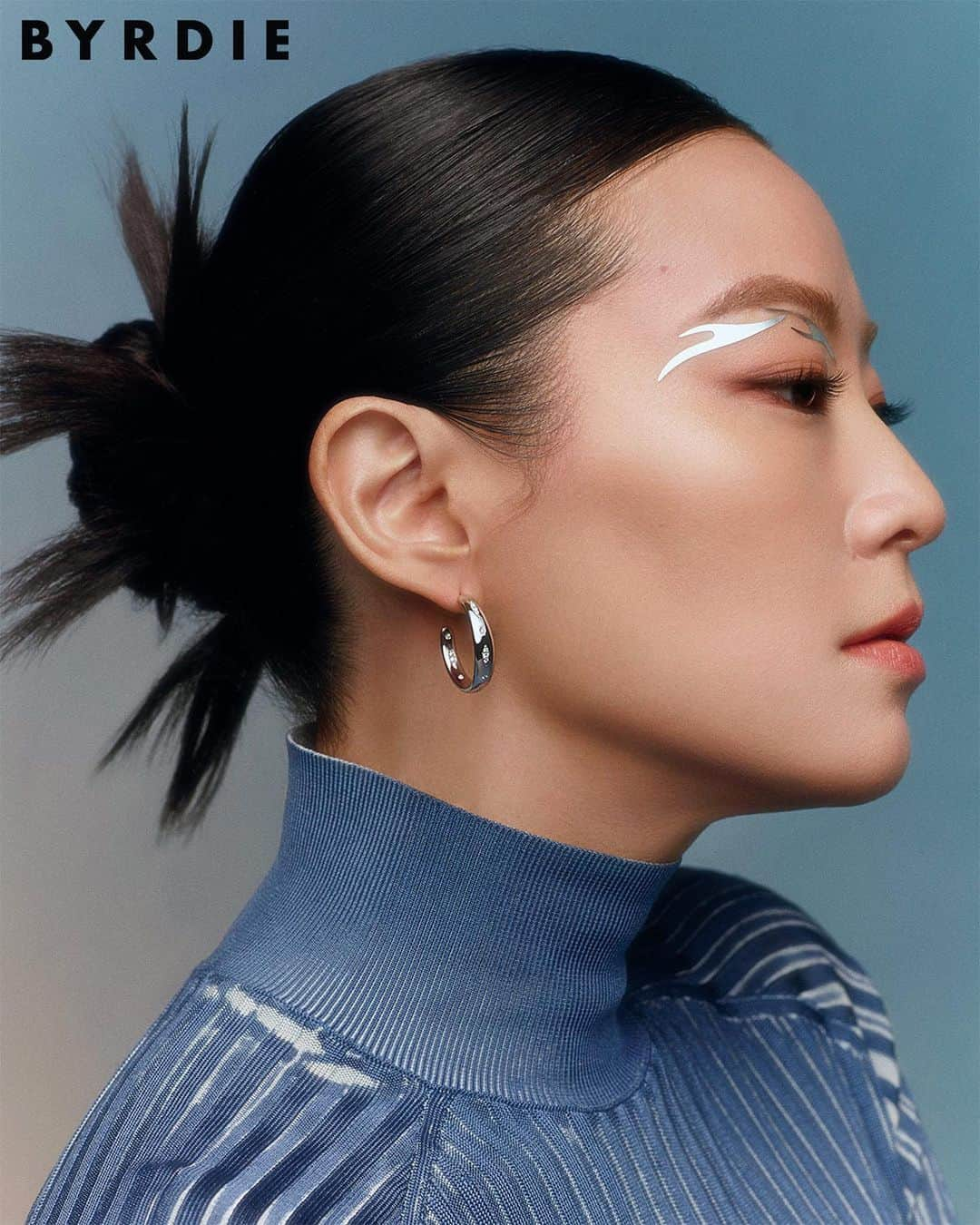 アーデン・チョーさんのインスタグラム写真 - (アーデン・チョーInstagram)「@Arden_Cho is setting boundaries with the “glass half-empty” people in her life.  “In Korean, there’s this word called ‘jeong,’ which is a very beautiful word. There isn’t a direct translation in English, but it’s sort of a shared love between people. Basically ‘jeong’ was the reason I had held on to so many different types of people in my life for so many years. There was a point when I realized sometimes you just have to cut that ‘jeong.’” — #ArdenCho  At the link in bio, Arden shares how she found her light 💡  Credits✨ Talent: @arden_cho Photographer: @jasonkimstudio Writer: @lori.keong Beauty Direction: @gouldhallie Creative Direction: @jennabrillhart In Partnership with: @levis Makeup Artist: @makeupsang Hairstylist: @terrarosepuncerelli Manicurist: @nailsbydiem Stylist: @itsamandalim Producer: @kellychiello Video Director: @justinedg3 Social Director: @yagirlstar DP: @bsmith_bs AC: @sullivan_dereks Set Designer: @codycr Production Assistant: @amanda.lauro Booking: @talentconnectgroup Project Management: @ianyesok」5月16日 23時18分 - arden_cho