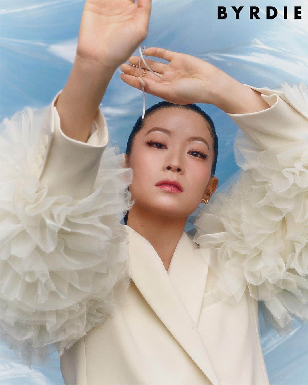 アーデン・チョーのインスタグラム：「@Arden_Cho is setting boundaries with the “glass half-empty” people in her life.  “In Korean, there’s this word called ‘jeong,’ which is a very beautiful word. There isn’t a direct translation in English, but it’s sort of a shared love between people. Basically ‘jeong’ was the reason I had held on to so many different types of people in my life for so many years. There was a point when I realized sometimes you just have to cut that ‘jeong.’” — #ArdenCho  At the link in bio, Arden shares how she found her light 💡  Credits✨ Talent: @arden_cho Photographer: @jasonkimstudio Writer: @lori.keong Beauty Direction: @gouldhallie Creative Direction: @jennabrillhart In Partnership with: @levis Makeup Artist: @makeupsang Hairstylist: @terrarosepuncerelli Manicurist: @nailsbydiem Stylist: @itsamandalim Producer: @kellychiello Video Director: @justinedg3 Social Director: @yagirlstar DP: @bsmith_bs AC: @sullivan_dereks Set Designer: @codycr Production Assistant: @amanda.lauro Booking: @talentconnectgroup Project Management: @ianyesok」