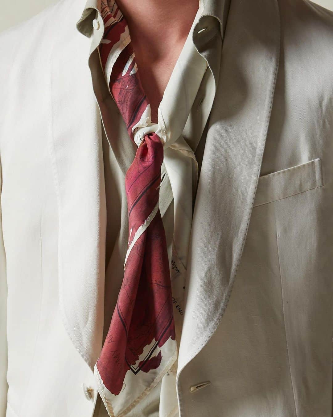 ラファエルカルーゾのインスタグラム：「Place the accents on the Norma's shawl lapels.  Explore a new concept of elegance at carusomenswear.com  #carusomenswear #ss23 #playfulelegance」