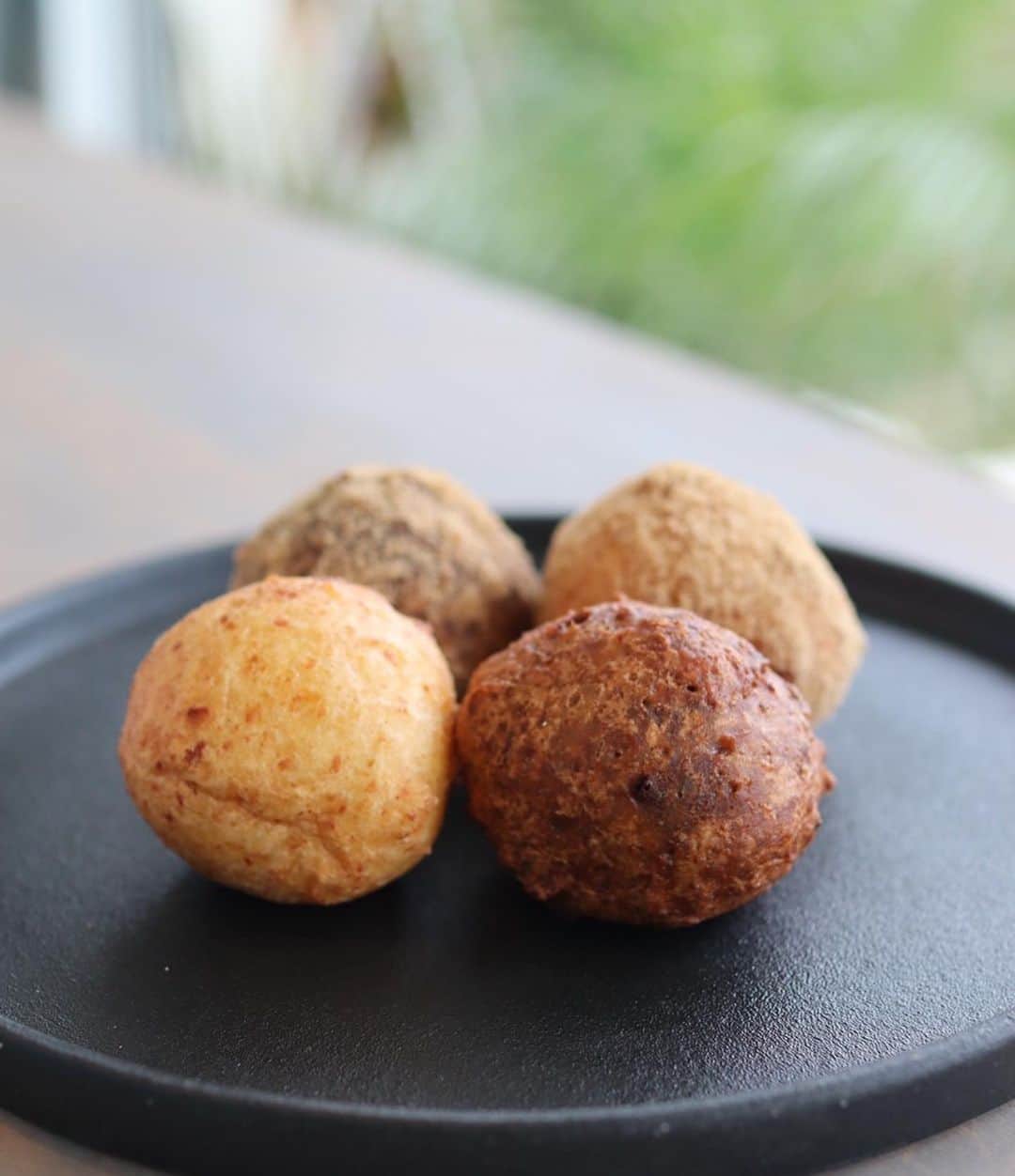 のインスタグラム：「昨日から期間限定で発売スタートした、 MK CAFEの大人気サーターアンダギーシリーズ、 全4種類が入った、 オールスターのサーターアンダギー！ @mkcafe_okinawa   観光客の方で賑わうウミカジテラスだけど、 地元の方も沢山買いに来て下さり、 4日連続出来てくださってる方や、 プレゼントや差し入れで沢山購入してくださる方も いるみたい！！  前々から、一度に色んな種類を食べたい！ というお声をいただく中で、 5月15日沖縄県本土復帰という記念の日に、 自分たちのお店も、 喜んでいただける事で還元出来たら！ というオーナー @kiku_okinawa の アイデアから形になった、 オールスターのサーターアンダギー。  ○のびーーーるチーズ ○濃厚チョコ ○黒糖紅芋 ○黒糖  フードコーディネーター、栄養士のフードチームが 全てに島豆腐が入っているので、 栄養価高くモチモチ食感。 今まで食べたサーターアンダギーで いちばん美味しい！とお客様が SNSにも沢山投稿して下さっていて、嬉しい🥹  #mkcafe#ウミカジテラス#瀬長島#瀬長島ウミカジテラス#沖縄カフェ#沖縄グルメ#沖縄人気スポット #沖縄観光#沖縄観光スポット #沖縄観光オススメ #沖縄ライフ#沖縄移住#沖縄移住生活 #沖縄南部#沖縄南部カフェ #サーターアンダギー#沖縄土産 #okinawa#okinawajapan#okinawafood #okinawacafe#okinawatrip」