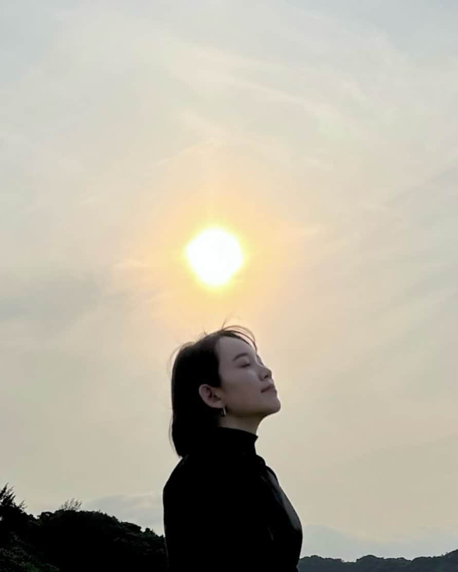 本島彩帆里のインスタグラム：「私のまんまを尊重して 言葉とか態度とか伝え方を してくれる人たちがいる。  そこには搾取もコントロールも 上も下もなくて 対等で、安心できる時間。  そんな関係性が じぶんを感じられて 育まれていくんだね  と、ふと思う5月  #沖縄#じわじわ記録#サンセット#古宇利島」