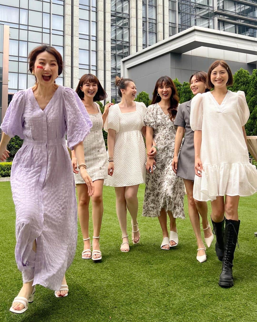 Kerinaのインスタグラム：「恭喜宅家兄弟的愛情長跑修成正果❤️ 也難得聚集了好久不見的宅家好友們 雖然說還是有點可惜少部分人有事不能來 疫情過去了希望之後有機會還是能常聚會～ 話說疫情期間竟然有朋友老婆已經生了兩胎 至今一個小孩本尊也沒見過（笑）  這次是謙的吃喜酒初體驗 表現的還不錯👏🏻 澤剛好拉肚子不舒服就沒辦法帶出門了 所以是謙的偽獨生子solo😆  第二張照片姐妹們都穿上 @anirek_official 出席 官網還有很多適合參加婚禮穿的洋裝唷 歡迎去挖寶💁🏻‍♀️ 鞋子也都是 @gracegifttw #薛妞聯名鞋 唷 #宅家family #雍遠快樂 #gracegiftxkerina」