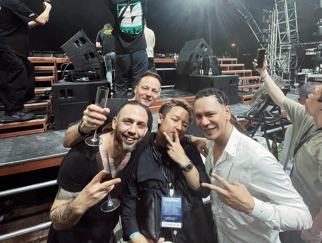 FATKINGのインスタグラム：「My face says it all. Dope time re-#un1ted with the gang at home 🇭🇰 @yves_v @stevebraet @khazaruben @dimitrivegas @likemike @smashthehouse @smash_the_house_hk」