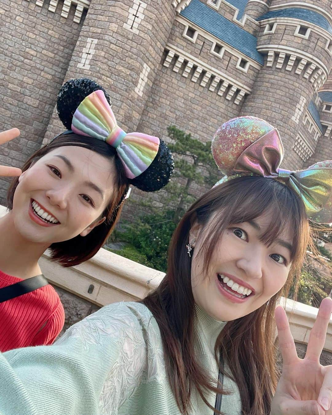 山口真奈のインスタグラム：「#ディズニーランド アトラクションの待ち時間は #MBCラジオ  #青たく の話もしました📻🎶  たくおさんの好きな「イッツ ア スモール ワールド」先日の青たくで話題になった「ホーンテッドマンション」にも乗ってきましたよ🧸🎃✨  今週の土曜日も番組が楽しみですね！！」