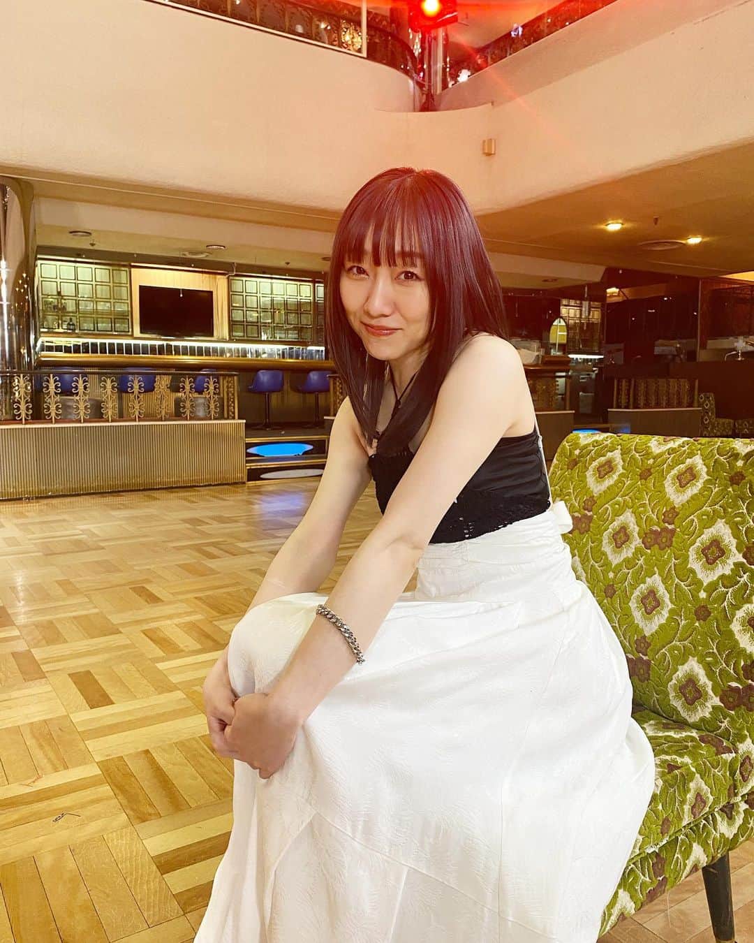 須田亜香里さんのインスタグラム写真 - (須田亜香里Instagram)「5月17日(水)は二番組ともにモノトーンな須田さんが放送されます🖤 恋するアテンダーでは、アイドル卒業ということで、番組を通して恋のチャンスをいただきました。 背中がガッツリ空いたドレスで今まで見せたことがない乙女な表情の須田さんです。 モジモジしてて自分でも観るの恥ずかしい…🤦‍♀️ ただ、身体能力は相変わらず高いです(笑) ABEMA #恋するアテンダー テレビ東京 #60秒で学べるnews  #須田亜香里衣装」5月16日 23時20分 - akarisuda