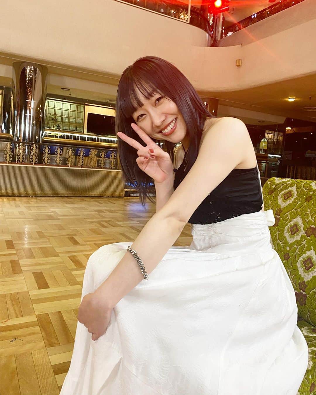 須田亜香里さんのインスタグラム写真 - (須田亜香里Instagram)「5月17日(水)は二番組ともにモノトーンな須田さんが放送されます🖤 恋するアテンダーでは、アイドル卒業ということで、番組を通して恋のチャンスをいただきました。 背中がガッツリ空いたドレスで今まで見せたことがない乙女な表情の須田さんです。 モジモジしてて自分でも観るの恥ずかしい…🤦‍♀️ ただ、身体能力は相変わらず高いです(笑) ABEMA #恋するアテンダー テレビ東京 #60秒で学べるnews  #須田亜香里衣装」5月16日 23時20分 - akarisuda