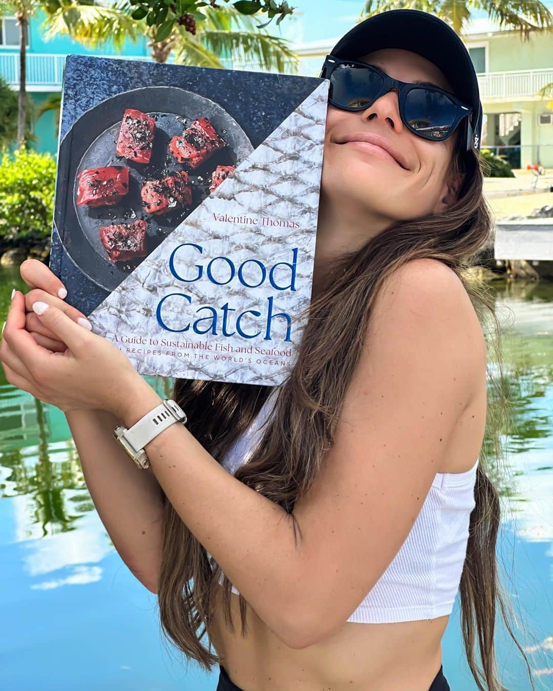 ヴァレンティン・トーマスのインスタグラム：「TODAY IS THE DAY 🤩🥳 My cookbook Good Catch is OUT!!!! ⠀ A whole year of my life completely dedicated to create this book. I really wanted to publish  the ultimate fish bible for you guys and empower people to feel confident about cooking fish and seafood - while making good choices. ⠀ Hundreds of hours of writing and researching, late nights, recipe testing, travelling, exploring. But oh so worth it now that I’m holding it in my hands!! I wrote this book the same way I run my business and my personal life, by putting time, hard work and staying authentic to myself and what I believe in. ⠀ I cannot thank enough the people who believed in me. Not only for this book, but also in my decision to follow this path of basically creating a job that didn’t really exists ha! ⠀ Love you all 🩵 Link in bio and available in every bookstore to buy (@indigo for 🇨🇦). I promise you won’t be disappointed.  Spending the day out at sea in Florida, spearfishing with the @cbsmornings @cbstv crew!! LET’SGOOOO #pewpewpew #pubday @barnesandnoble @unionsqandco」