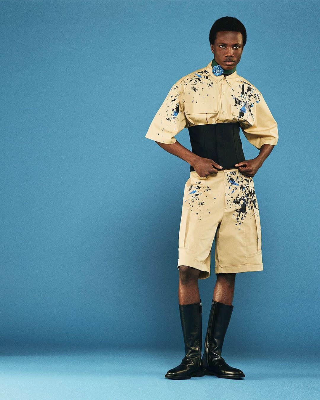 Moschinoのインスタグラム：「SMART BOY ERA  Take a sneak peek at our latest Resort 24 menswear looks, coming soon(ish) to a store near you.   Styled by @imruh Photographed by @markrkean #Moschino #MoschinoResort24」