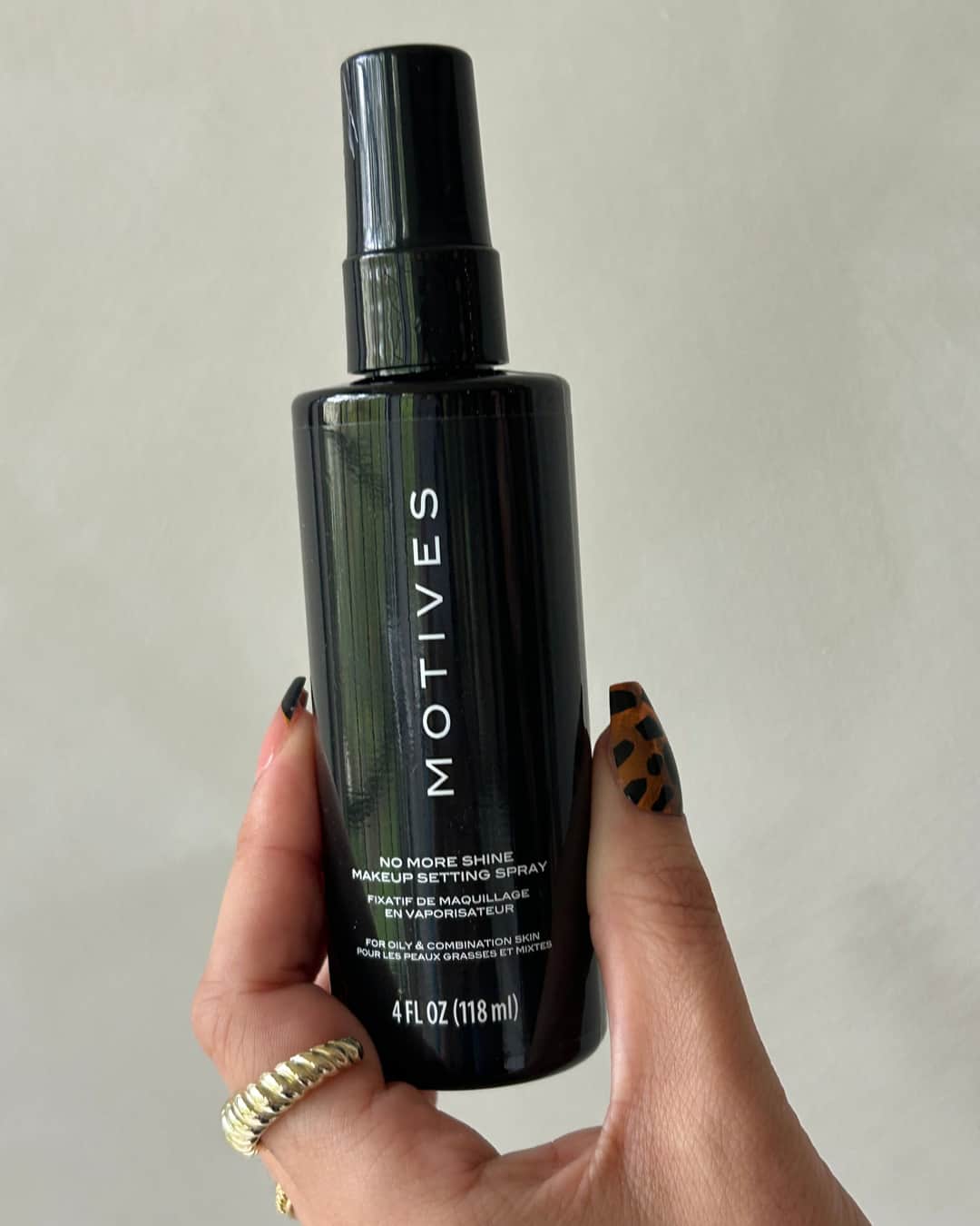 Motives Cosmeticsのインスタグラム：「Beat the heat...and stay flawless 🖤」