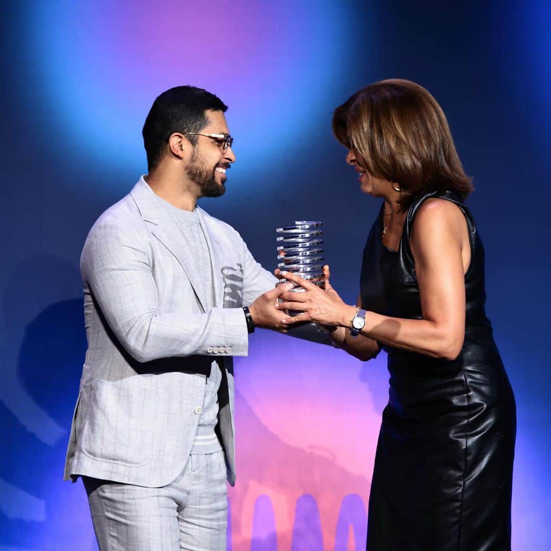 ウィルマー・バルデラマのインスタグラム：「Presenting to my friend @hodakotb  Her @thewebbyawards for best interviewer/Talkshow Podcast  Congratulations, and thank you for your kindness.」