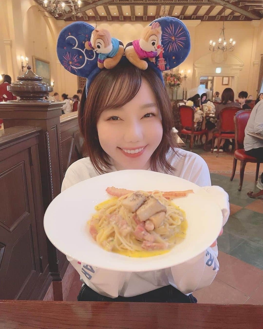 樋口みどりこさんのインスタグラム写真 - (樋口みどりこInstagram)「🍝🍕🍝🍕🍝🍕🍝🍕🍝  リストランテ・ディ・カナレット🇮🇹  去年の夏ここに来たときはピザにして 今回はカルボナーラに、、☺️🍝🥚🧀  とっても美味しくて お店の雰囲気が好き〜🥰  席がピザを焼いている窯の目の前で 私にとって特等席でしたん🍕🤤🇮🇹💕  . . . #tds #disney #disneysea #tokyodisneysea #disneylove #disneyparis #believe #alladin #東京ディズニーシー #ディズニー #ディズニーシー #ディズニーコーデ #ディズニー40周年 #東京ディズニーリゾート40周年 #ディズニーグッズ #ディズニー写真部 #ディズニー風景 #ディズニーリゾート #チャンドゥ #チップ #デール #チプデ #チップとデール #つぼみ大革命 #フォトスポット #イタリアン #リストランテディカナレット #ディズニーシーグルメ」5月16日 23時38分 - higuchimidoriko