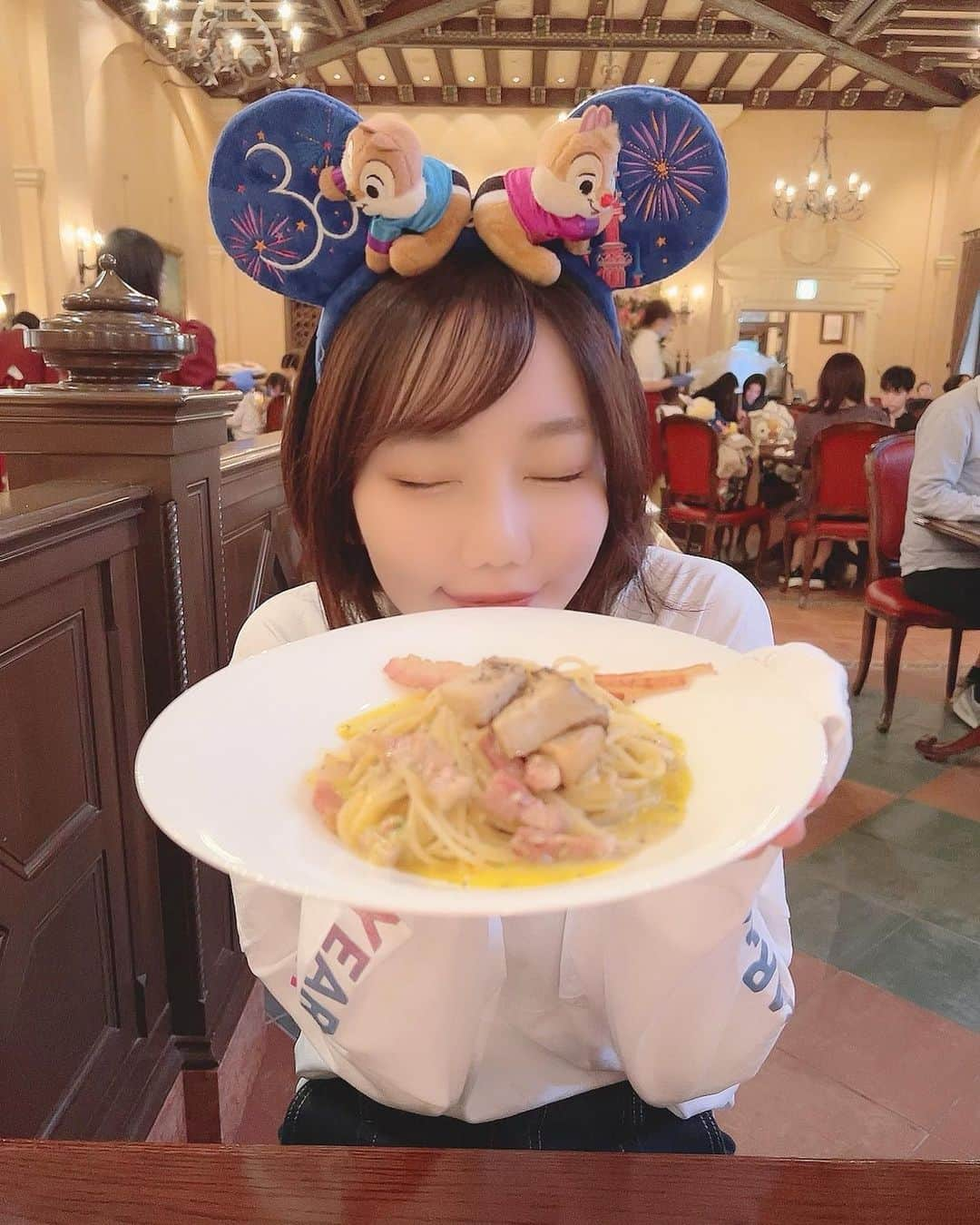 樋口みどりこさんのインスタグラム写真 - (樋口みどりこInstagram)「🍝🍕🍝🍕🍝🍕🍝🍕🍝  リストランテ・ディ・カナレット🇮🇹  去年の夏ここに来たときはピザにして 今回はカルボナーラに、、☺️🍝🥚🧀  とっても美味しくて お店の雰囲気が好き〜🥰  席がピザを焼いている窯の目の前で 私にとって特等席でしたん🍕🤤🇮🇹💕  . . . #tds #disney #disneysea #tokyodisneysea #disneylove #disneyparis #believe #alladin #東京ディズニーシー #ディズニー #ディズニーシー #ディズニーコーデ #ディズニー40周年 #東京ディズニーリゾート40周年 #ディズニーグッズ #ディズニー写真部 #ディズニー風景 #ディズニーリゾート #チャンドゥ #チップ #デール #チプデ #チップとデール #つぼみ大革命 #フォトスポット #イタリアン #リストランテディカナレット #ディズニーシーグルメ」5月16日 23時38分 - higuchimidoriko