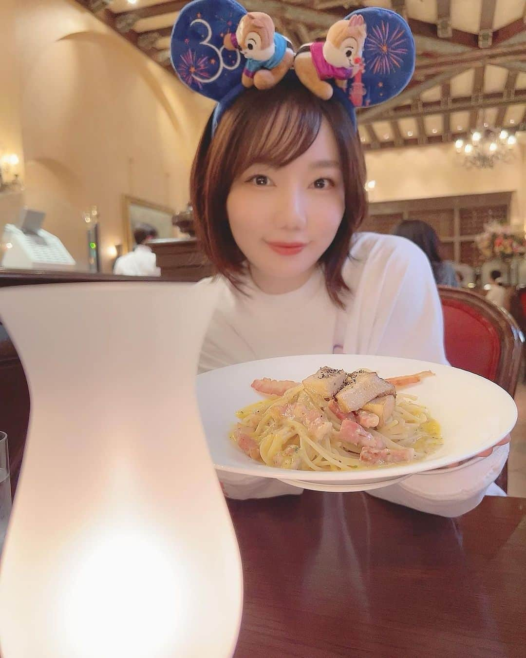 樋口みどりこさんのインスタグラム写真 - (樋口みどりこInstagram)「🍝🍕🍝🍕🍝🍕🍝🍕🍝  リストランテ・ディ・カナレット🇮🇹  去年の夏ここに来たときはピザにして 今回はカルボナーラに、、☺️🍝🥚🧀  とっても美味しくて お店の雰囲気が好き〜🥰  席がピザを焼いている窯の目の前で 私にとって特等席でしたん🍕🤤🇮🇹💕  . . . #tds #disney #disneysea #tokyodisneysea #disneylove #disneyparis #believe #alladin #東京ディズニーシー #ディズニー #ディズニーシー #ディズニーコーデ #ディズニー40周年 #東京ディズニーリゾート40周年 #ディズニーグッズ #ディズニー写真部 #ディズニー風景 #ディズニーリゾート #チャンドゥ #チップ #デール #チプデ #チップとデール #つぼみ大革命 #フォトスポット #イタリアン #リストランテディカナレット #ディズニーシーグルメ」5月16日 23時38分 - higuchimidoriko