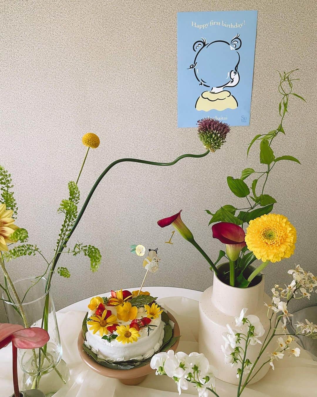 my9mj8のインスタグラム：「とっても時間差投稿です🤲 ⁡ 1歳のケーキはとっても優しい @veda_sultenfuss さんのケーキ🎂 じよと仲良しのトッパーをお願いしました🌼 ⁡ すわくんも一緒に食べれて 素敵なお誕生日のお祝いが出来ました☺️ ⁡ 鹿児島じゃなくても空飛ぶvegancakeがあるのでぜひ🍰 （勝手におすすめ笑） ⁡ ⁡ ポスターは　@yukkeillust   可愛いな〜！🥺 お誕生日ポスター作るのいいね✨ 忙しいからそんなには描けないかもしれないけど 思い出にお願いしてはいかがでしょうか？🫣 （こちらも勝手におすすめ笑笑）  #1歳お誕生日 #firstbirthday #firstbirthdaycake」