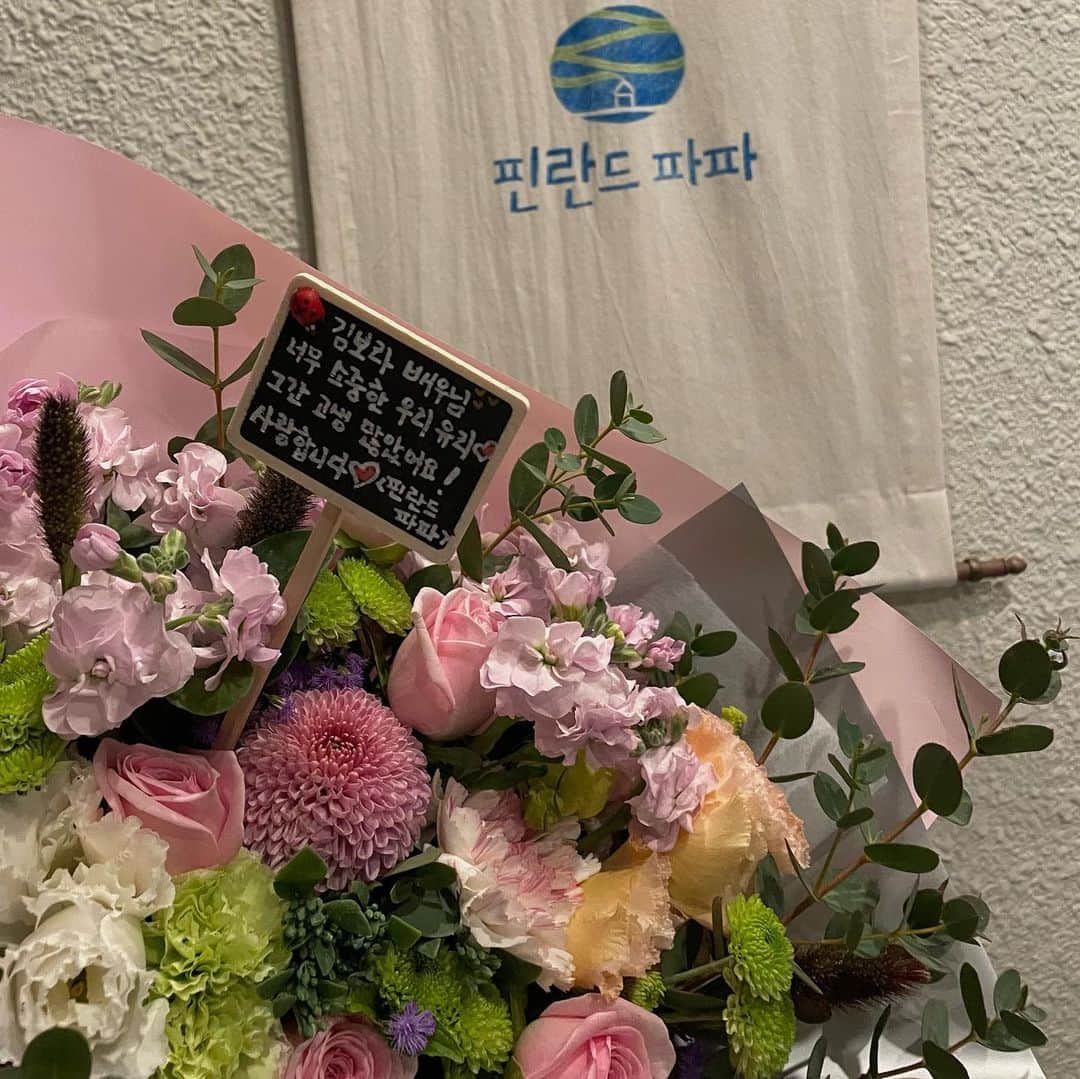 のインスタグラム：「2022년 10월 한달동안 #핀란드파파 를 위해 고생해주신 모든 분들과 드라마를 끝까지 시청해주신 분들께 다시 한번 감사드립니다🌷  왓챠, 시리즈온, 웨이브, 티빙에서 다시보실 수 있습니다!」