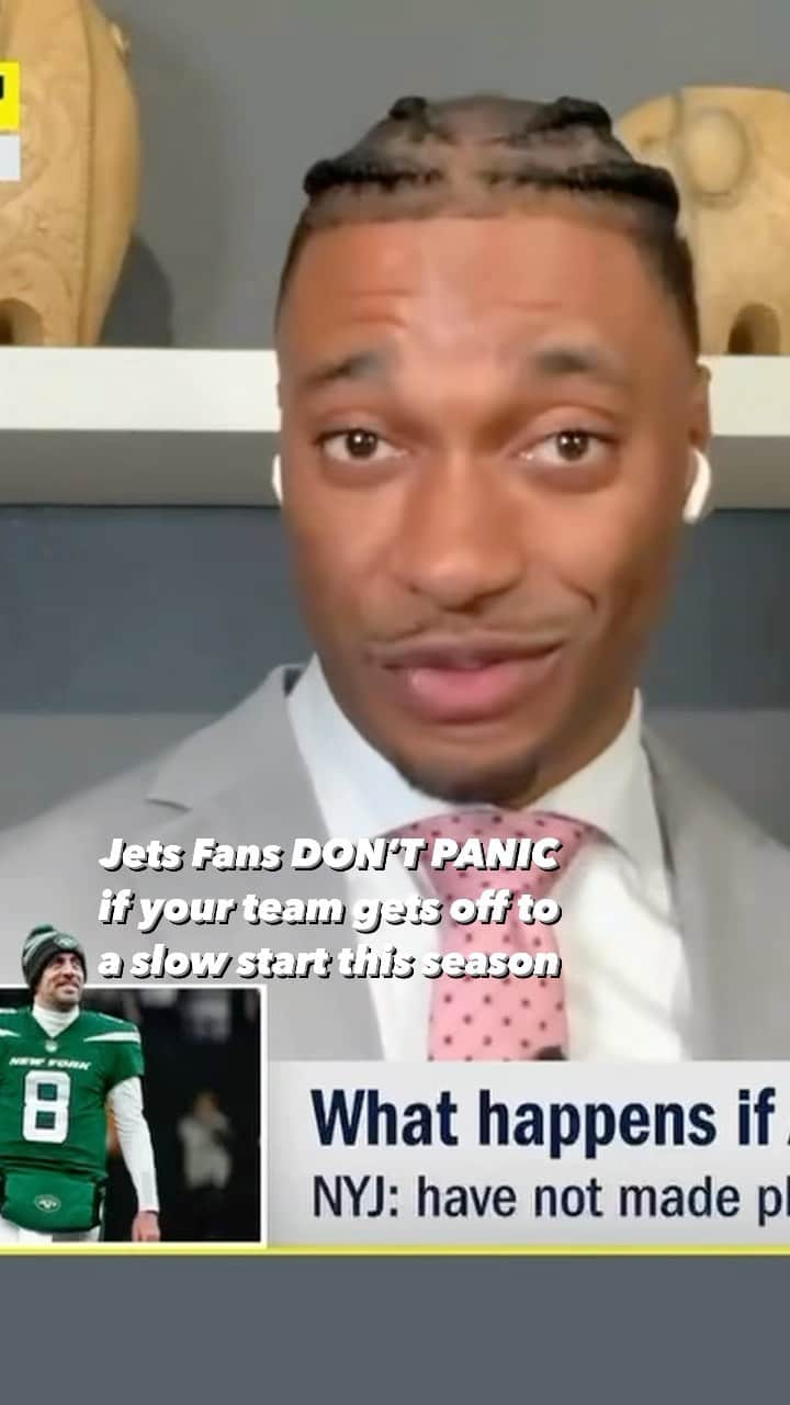 ロバート・グリフィン3世のインスタグラム：「DON’T PANIC about the schedule or a slow start. Aaron Rodgers can see you through the darkness.  #nfl #football #jets #jetsnation #g3analysis #rgiii #rg3 #dontpanic」